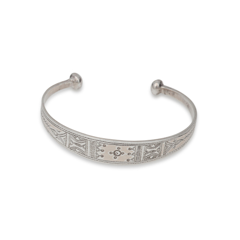 Bracelet ouvert en argent avec motifs géométriques gravés, vue de face