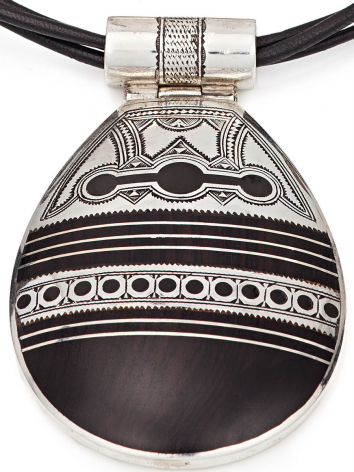 Pendentif en argent massif de forme dôme avec détails gravés géométriques et cordon noir, vue de face