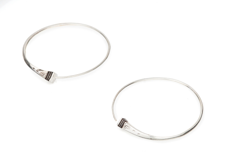 Deux bracelets argentés en fil fin avec petits fermoirs carrés, vue en angle