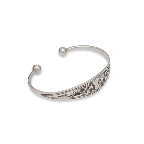 Silbernes Armband mit offenem Design und geprägten Mustern, Draufsicht