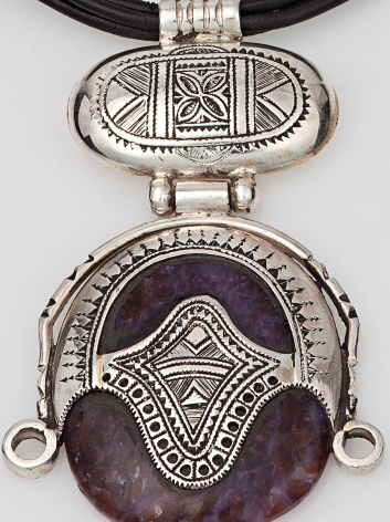 Pendentif ovale en argent avec pierre violette, motifs géométriques gravés et ornements perlés