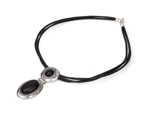 Bracelet en cuir noir avec pendentif ovale argenté, vue de face