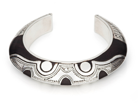 Bracelet manchette argenté et noir avec motifs gravés de crâne, vue de face