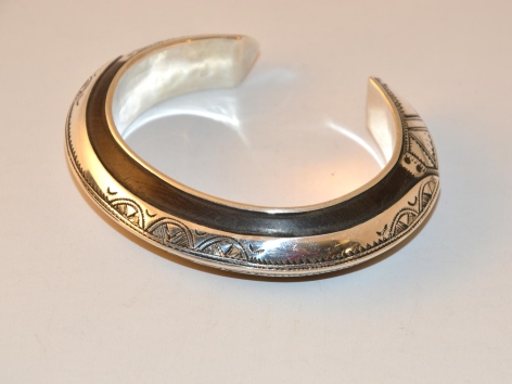 Armreif aus Silber und Ebenholz