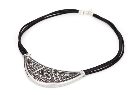 Bracelet rigide noir avec motif géométrique gravé en métal argenté, vue de face