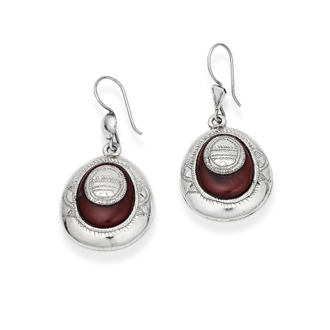 Boucles d'oreilles circulaires argentées avec pierre rouge grenat, vue de face, design géométrique concentrique
