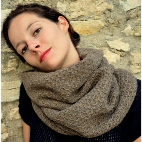 Foulard tubulaire gris clair en laine tricotée, porté autour du cou en vue de face