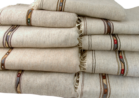 Pile de tissus en lin beige avec rayures rouges et marron, vue de face