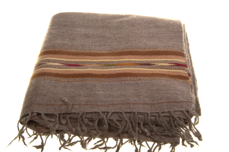 Couverture tissée marron avec rayures dorées et franges effilochées aux extrémités, vue de face