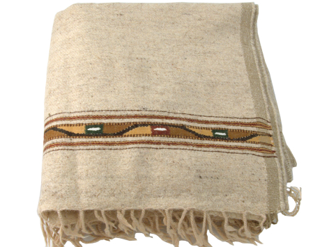 Beige Baumwolltuch mit gewebtem braunem und orangefarbenem Streifendetail und Fransen an den Kanten, Vorderansicht