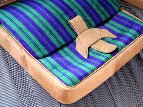 Sac en cuir beige avec doublure à rayures bleu et vert, vue du dessus montrant les anses et la structure ouverte