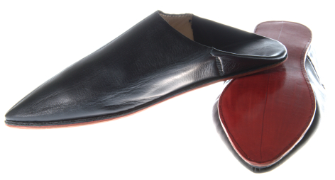 Black leather pointed-toe mule with burgundy heart-shaped pouch, front three-quarter view