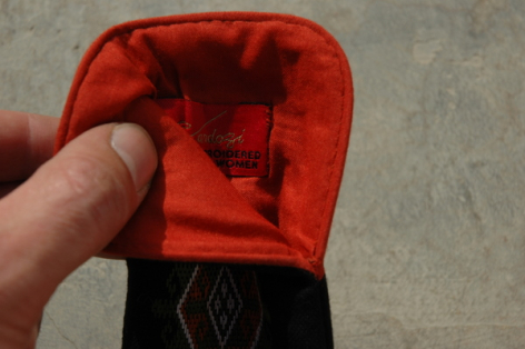 Gant de boxe rouge vue intérieure montrant la paume rembourrée avec un doigt inséré